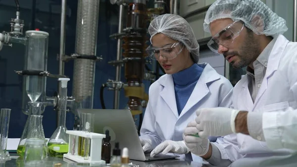 Two Scientist Professional Uniform Working Laboratory Chemical Biomedical Experiment — Foto de Stock