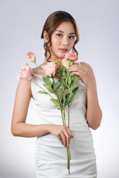 Gorgeous Female Model Flawless Fair Skin Perfect Makeup Holding Flowers — ストック写真