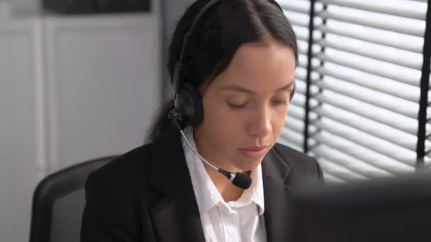 Competent African American Female Operator Working Computer While Talking Clients — Vídeo de stock