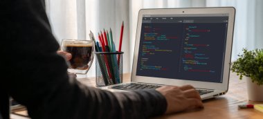 Model uygulama ve program kodlaması için bilgisayar ekranında yazılım geliştirme programlama