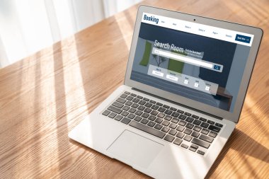 Çevrimiçi otel konaklama rezervasyon sitesi mod rezervasyon sistemi sağlar. Seyahat teknolojisi kavramı .