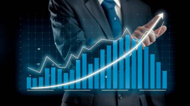 İşadamı, ticari kar artışının gelecekteki hedefe arttığını gösteren imalı bir tablo çizdi. Şirket işlerinin yükselmesi için mükemmel bir mali durum. Finans ve para teknolojisi .