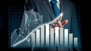 İşadamı, ticari kar artışının gelecekteki hedefe arttığını gösteren imalı bir tablo çizdi. Şirket işlerinin yükselmesi için mükemmel bir mali durum. Finans ve para teknolojisi .