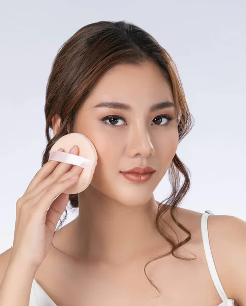 Face Make Concept Portrait Gorgeous Young Girl Applying Dry Powder — Stockfoto