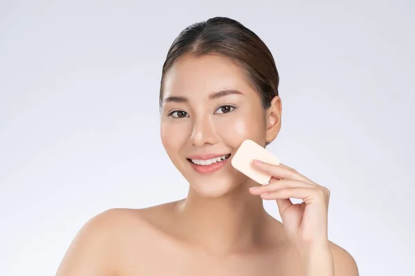 Gorgeous Woman Applying Her Cheek Dry Powder Portrait Younger Perfect — 图库照片