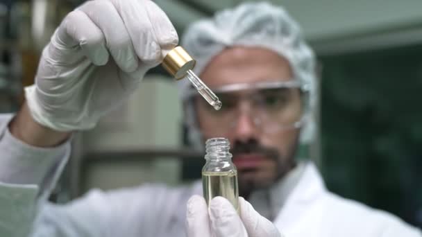 Gli Scienziati Testano Prodotto Base Olio Canapa Cbd Nel Laboratorio — Video Stock