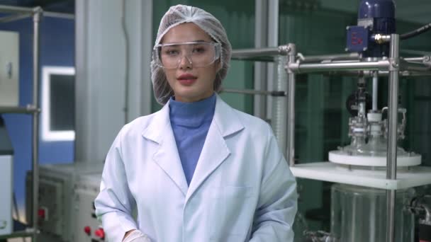 Portrait Woman Scientist Uniform Working Curative Laboratory Chemical Biomedical Experiment — Vídeos de Stock