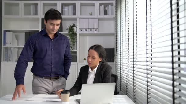 Concept Experienced Competent Coworker Employer Supervisor Giving Advice Young Female — Stock video