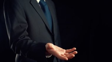 İş adamı küresel ağ iletişim imalı teknolojisinin hologramını gösterdi. Sanal artırılmış gerçeklik, geleceksel HUD oluşturmak için 3 boyutlu görüntüleme ve animasyon ile oluşturulmuştur. .