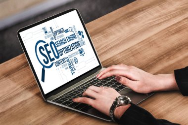 Model e-ticaret için SEO arama motoru optimizasyonu ve bilgisayar ekranında gösterilen çevrimiçi perakende işi