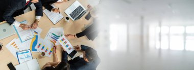 İş adamları grup toplantısı ofisteki en geniş bakış açısından çekildi. İş kadınları, iş adamları ve ofis çalışanları, proje planlama belgeleriyle takım konferansında toplantı masasında çalışıyorlar. .