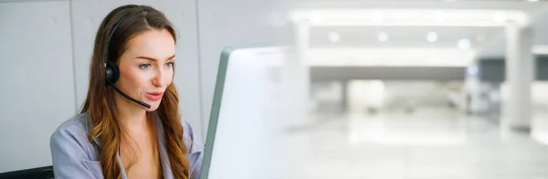 Geschäftsleute Mit Headset Arbeiten Büro Erweiterten Blickfeld Entfernte Kunden Oder — Stockfoto