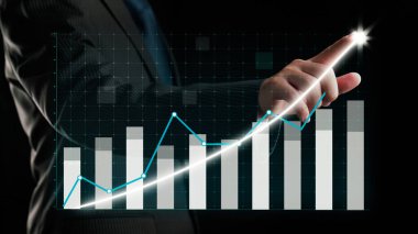 İşadamı, ticari kar artışının gelecekteki hedefe arttığını gösteren imalı bir tablo çizdi. Şirket işlerinin yükselmesi için mükemmel bir mali durum. Finans ve para teknolojisi .