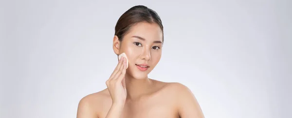 Gorgeous Woman Applying Her Cheek Dry Powder Portrait Younger Perfect — ストック写真