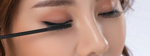 Closeup Gorgeous Young Woman Putting Black Mascara Her Long Eyelashes — Photo