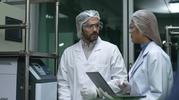 Two Scientist Professional Uniform Working Laboratory Chemical Biomedical Experiment — ストック写真