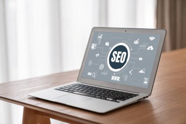 Model e-ticaret için SEO arama motoru optimizasyonu ve bilgisayar ekranında gösterilen çevrimiçi perakende işi