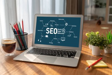Model e-ticaret için SEO arama motoru optimizasyonu ve bilgisayar ekranında gösterilen çevrimiçi perakende işi