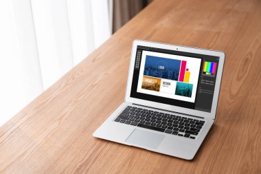 Web sayfasının modern tasarımı ve bilgisayar ekranında gösterilen ticari reklamlar için grafiksel tasarımcı yazılımı