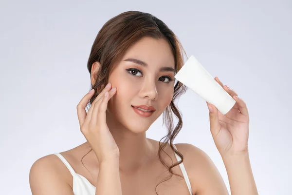 Closeup Gorgeous Woman Makeup Smiling Holding Mockup Product Advertising Text — 图库照片