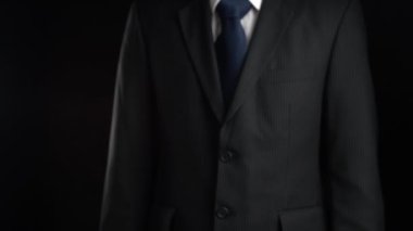 İşadamı robot sanayi devriminin ima edici teknolojisinin hologramını gösterdi. Sanal artırılmış gerçeklik, geleceksel HUD oluşturmak için 3 boyutlu görüntüleme ve animasyon ile oluşturulmuştur. .