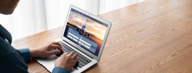 Online uçuş rezervasyon sitesi mod rezervasyon sistemi sağlar. Seyahat teknolojisi kavramı .