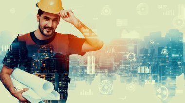 Gelecekteki bina inşaatı ve HUD hologram grafik tasarımı ile yaratıcı mühendislik projesi konsepti. İnşaat mühendisi, mimar ya da inşaat işçisi modern sivil teknoloji ile çalışıyor..