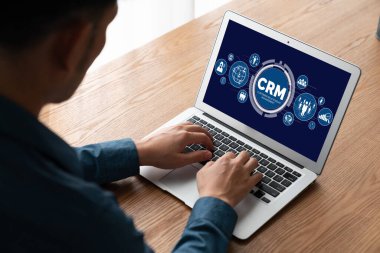 CRM işletme ve işletme için modern bilgisayarda müşteri ilişkileri yönetim sistemi