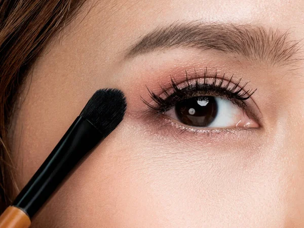 Closeup Ardent Young Woman Healthy Fair Skin Applying Her Eyeshadow — Photo