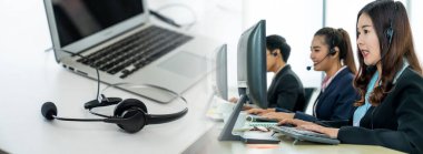 Ofiste çalışan kulaklık takan işadamları uzak müşteri veya meslektaşlarını desteklemek için geniş görüşlü çalışırlar. Çağrı merkezi, tele pazarlama, müşteri destek acentesi telefon görüşmesinde hizmet sağlar.