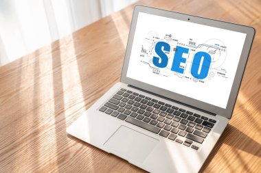 Model e-ticaret için SEO arama motoru optimizasyonu ve bilgisayar ekranında gösterilen çevrimiçi perakende işi