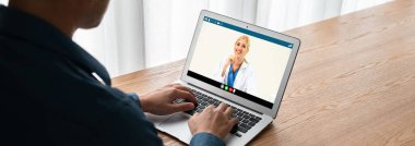 Hasta ile sanal görüşme için mod teletıp yazılım uygulaması tarafından çevrimiçi doktor görüntüsü çağrısı