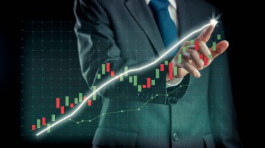 İşadamı, ticari kar artışının gelecekteki hedefe arttığını gösteren imalı bir tablo çizdi. Şirket işlerinin yükselmesi için mükemmel bir mali durum. Finans ve para teknolojisi .