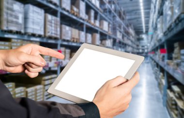 Tasarımınız için mod bilgisayardaki beyaz boş ekran monitör ekranında maket yapın