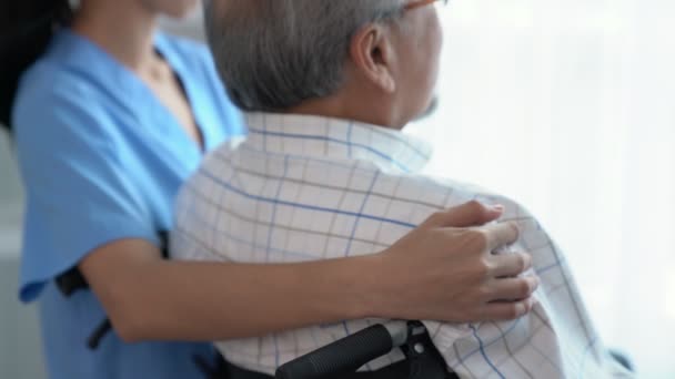 Вид Сзади Сиделку Довольного Старшего Пациента Смотрящего Окно Болезнь Пожилых — стоковое видео