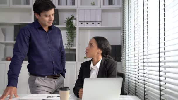 Concept Experienced Competent Coworker Employer Supervisor Giving Advice Young Female — Stock video