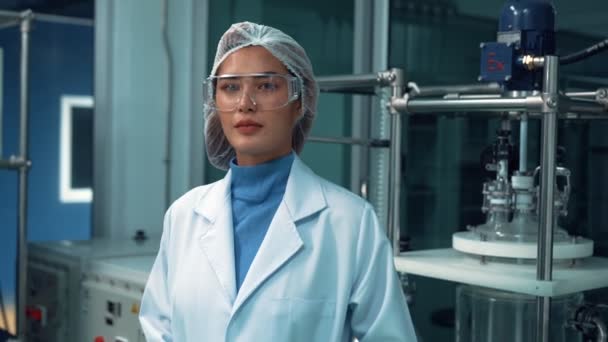 Ritratto Una Scienziata Uniforme Che Lavora Laboratorio Curativo Esperimenti Chimici — Video Stock