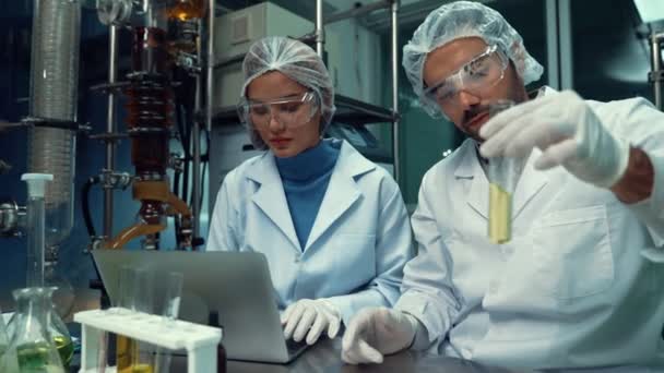 Zwei Wissenschaftler Uniform Arbeiten Heilenden Labor Für Chemische Und Biomedizinische — Stockvideo