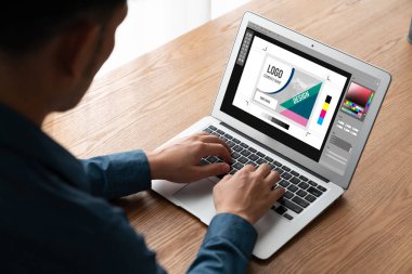 Web sayfasının modern tasarımı ve bilgisayar ekranında gösterilen ticari reklamlar için grafiksel tasarımcı yazılımı
