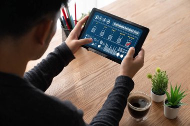 Pazarlama stratejisi planlaması için modem yazılım bilgisayarında müşteri memnuniyeti ve değerlendirme analizi