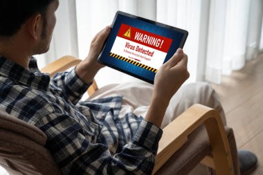 Bilgisayar ekranındaki virüs uyarısı mobil siber tehdit, hacker, bilgisayar virüsü ve kötü amaçlı yazılım tespit edildi