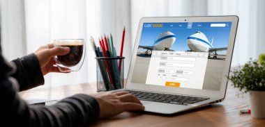 Online uçuş rezervasyon sitesi mod rezervasyon sistemi sağlar. Seyahat teknolojisi kavramı .