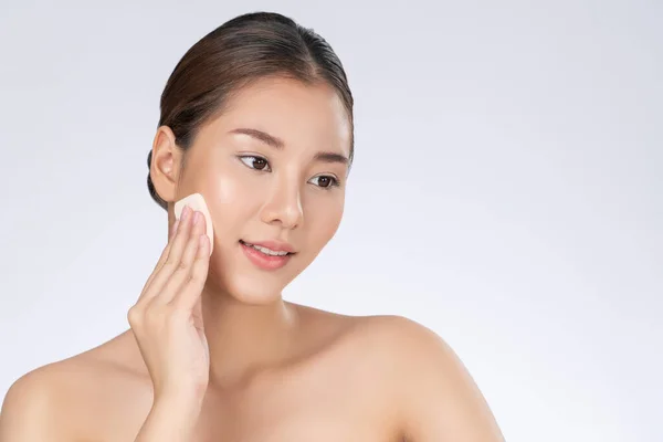 Gorgeous Woman Applying Her Cheek Dry Powder Portrait Younger Perfect — Stock Fotó
