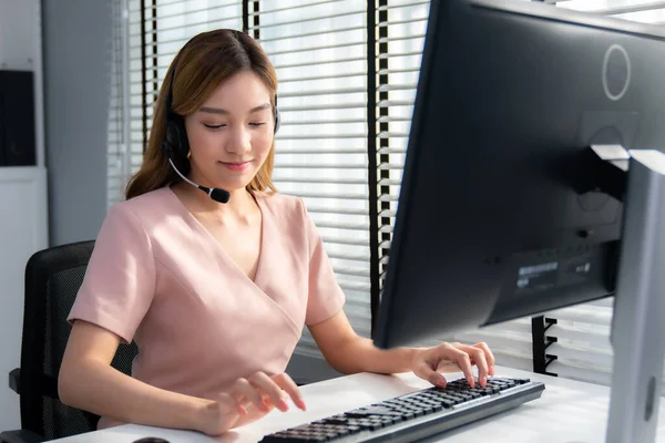 Competent Female Operator Working Computer While Talking Clients Concept Relevant — Fotografia de Stock