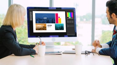 Web sayfasının modern tasarımı ve bilgisayar ekranında gösterilen ticari reklamlar için grafiksel tasarımcı yazılımı