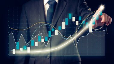İşadamı, ticari kar artışının gelecekteki hedefe arttığını gösteren imalı bir tablo çizdi. Şirket işlerinin yükselmesi için mükemmel bir mali durum. Finans ve para teknolojisi .