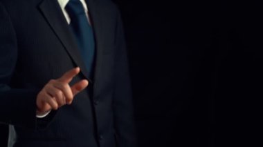 İş adamı, bulut hesaplama ağı imalı teknolojisinin hologramını gösterdi. Sanal artırılmış gerçeklik, geleceksel HUD oluşturmak için 3 boyutlu görüntüleme ve animasyon ile oluşturulmuştur. .