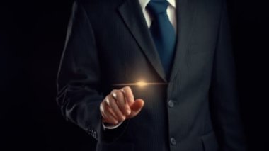 İş adamı, bulut hesaplama ağı imalı teknolojisinin hologramını gösterdi. Sanal artırılmış gerçeklik, geleceksel HUD oluşturmak için 3 boyutlu görüntüleme ve animasyon ile oluşturulmuştur. .