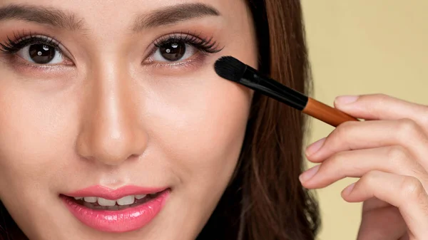 Closeup Ardent Young Woman Healthy Fair Skin Applying Her Eyeshadow — Stok fotoğraf