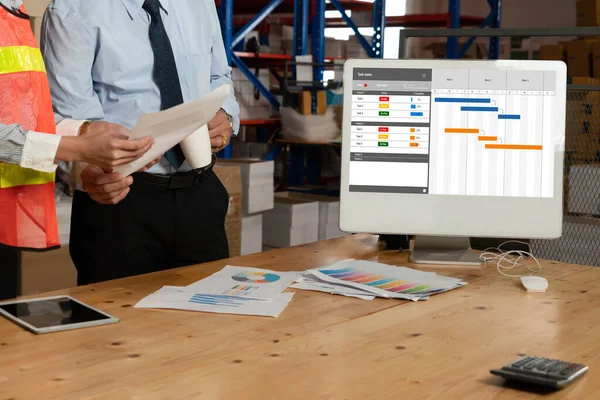 Ekip projesinin zaman çizelgesini gösteren bilgisayar ekranında, modern iş projesi yönetimi için proje planlama yazılımı